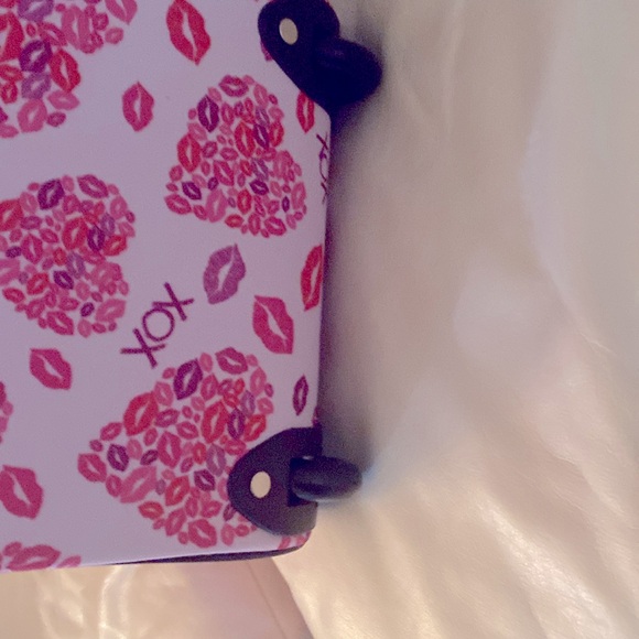 Betsy Johnson duffel bag. New with tags - Picture 5 of 5